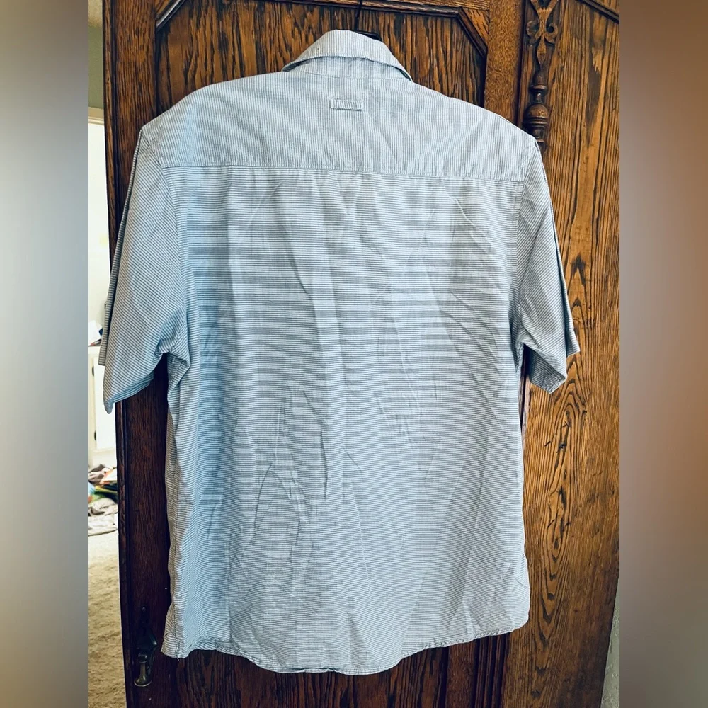 Billabong men’s button down blue and white striped shirt size medium